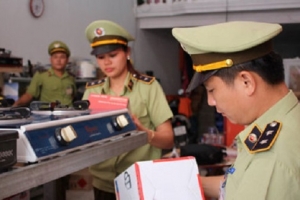 Trong 5 ngày, lực lượng quản lý thị trường xử lý hơn 1.300 vụ vi phạm