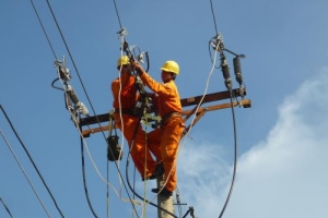 EVN nỗ lực cấp điện trở lại sau bão số 10