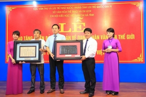 Hà Tĩnh: Trao tặng phiên bản và bản dập Mộc bản về Đại thi hào Nguyễn Du