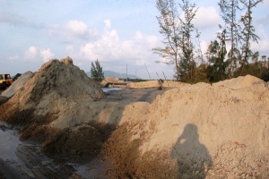 Hà Tĩnh: Bãi cát không phép hoạt động gần 3 năm, chủ tịch xã nói... nhầm?