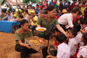Công an Đắk Lắk tổ chức Trung thu cho thiếu nhi Trường Tiểu học A-Ma-Khê