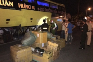 Cần Thơ: Bắt giữ xe khách chở số lượng lớn hàng lậu