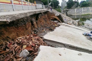 Thị trấn Đà Bắc (Hòa Bình): Bờ kè hồ Nà Rồng bị rạn nứt, sụt lún nghiêm trọng