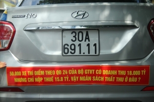 Taxi truyền thống dán khẩu hiệu phản đối Grab, Uber: Hiệp hội Vận tải Hà Nội có ý kiến