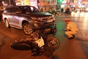 Hà Nội: Ô tô vượt đèn đỏ gây tai nạn liên hoàn
