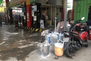 Cháy cây xăng, nhiều khách hàng bỏ xe tháo chạy