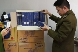 700 “cây” thuốc lá ngoại nhập lậu được ngụy trang bằng hộp thực phẩm