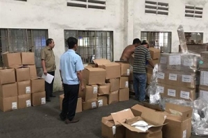 Bắt lô hàng quà biếu chứa đầy thực phẩm chức năng NK từ Trung Quốc