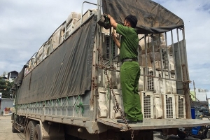 Phát hiện ô tô 11 tấn chở hàng trăm bộ máy lạnh