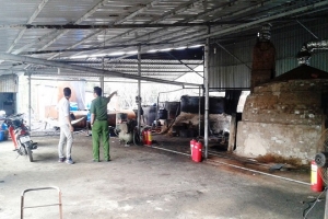 Đột kích cơ sở sản xuất dầu nhớt tái chế