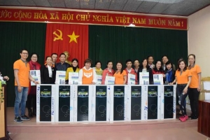 Huế: Nước sạch và áo ấm cho học sinh vùng lũ, lụt