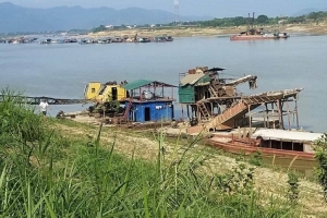 Xã Vĩnh Phú (Phù Ninh, Phú Thọ): “Nóng” việc người dân giữ tàu khai thác cát