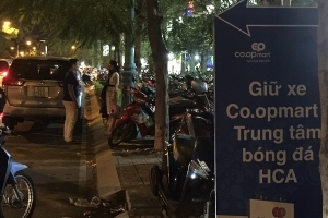 Siêu thị Co-opmart: Chiếm dụng vỉa hè, lề đường làm bãi giữ xe