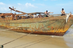 Quảng Nam: Phát hiện một tàu sắt bị đánh dạt vào bờ biển Hà My Đông