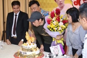 Hoài Linh “hạnh phúc” vì được anh em nghệ sỹ bất ngờ tổ chức sinh nhật sớm