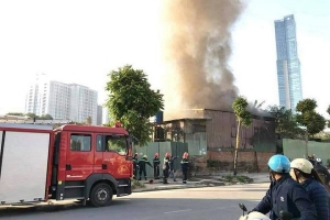 Hà Nội: Căn nhà tạm bốc hỏa trên phố Trung Kính