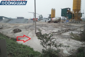 Hai trạm trộn bê tông không phép ngang nhiên xả thải ra sông Đào