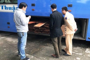Phát hiện một lượng lớn gỗ sơn huyết quý hiếm trên xe khách