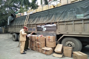 Hà Nội: CSGT phát hiện lô bánh kẹo không rõ nguồn gốc