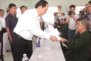 Ban hành quyết định về việc tặng quà Tết Nguyên đán cho người có công