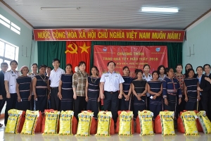 Trao tặng trên 300 suất quà cho mẹ Việt Nam anh hùng và hộ nghèo tại Gia Lai