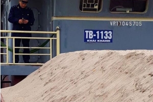 Quảng Ninh: Phát hiện tàu vận chuyển trái phép 500 m3 cát không có hóa đơn, chứng từ
