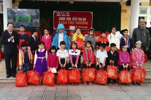 HTX Vận tải ô tô Tiến Đạt tham gia trao quà cho học sinh nghèo tỉnh Thừa Thiên Huế