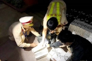 Kiểm tra nồng độ cồn, phát hiện ô tô chở 5.000 bao thuốc lá nhập ngoại