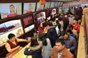 Đội mưa, xếp hàng mua vàng ngày vía Thần Tài