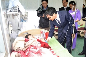 Phó Thủ tướng Vũ Đức Đam thăm các y bác sĩ tại huyện miền núi tỉnh Quảng Trị