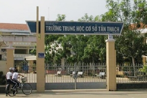 Nam sinh lớp 8 bóp cổ cô giáo ngay tại lớp học