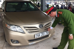 Quảng Bình: Bắt giữ container chở ô tô Camry nhập lậu