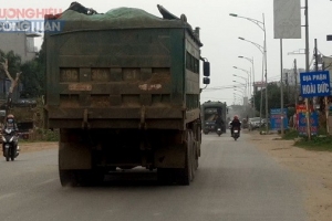 Quốc lộ 32: Xe tải tung hoành, cơ quan chức năng đang ở đâu?