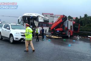Xe khách tông trực diện xe cứu hỏa đi làm nhiệm vụ, 9 người bị thương nặng