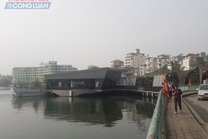Hà Nội: Sau "lệnh" di dời, du thuyền nhà nổi vẫn công khai hoạt động trên Hồ Tây