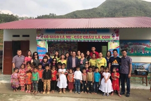 Hà Giang: NSND Trần Nhượng, diễn viên Hiệp Gà và các nghệ sỹ trao tặng điểm trường MN