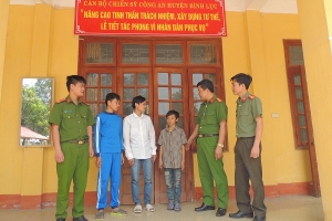 Hà Nam: Công an kịp thời giúp đỡ hai anh em ruột đi lạc trở về gia đình