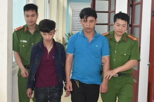 Bắt quả tang 2 đối tượng vận chuyển 4 bánh heroin và 4 kg ma túy đá