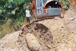 Hà Tĩnh: Di dời an toàn quả bom 80kg trong vườn nhà dân