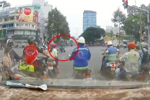Phẫn nộ tên cướp kéo lê cô gái hàng chục mét giữa đường phố đông đúc