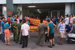 Bị cắt điện vô lý, dân chung cư ôm con xuống đường