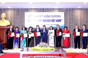 Trao tặng kỷ niệm chương “Vì sự nghiệp UNESCO Việt Nam”