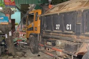 Nghệ An: Tai nạn nghiêm trọng khiến 2 vợ chồng phải nhập viện