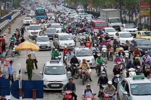 Hà Nội: Người dân tấp nập về quê nghỉ lễ, nhiều tuyến phố kẹt cứng