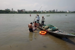 Quảng Bình: Bà cụ ăn xin không may rơi xuống sông Gianh tử vong