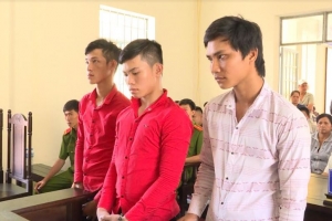 Nhậu say đánh người, đốt xe rồi hành hung công an