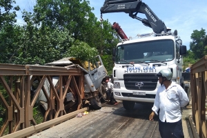Điều tra nguyên nhân tài xế xe tải chết kẹt trong cabin bẹp dúm