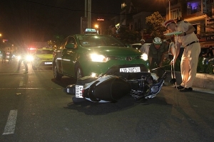 Đà Nẵng: Taxi tông đuôi nhau vì tránh người đàn ông ngã ra đường