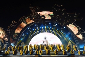 Du khách phấn khích “quẩy” trắng đêm cùng Carnaval Hạ Long