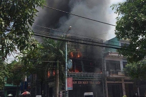 Quảng Ninh: Cửa hàng điện máy chìm trong biển lửa